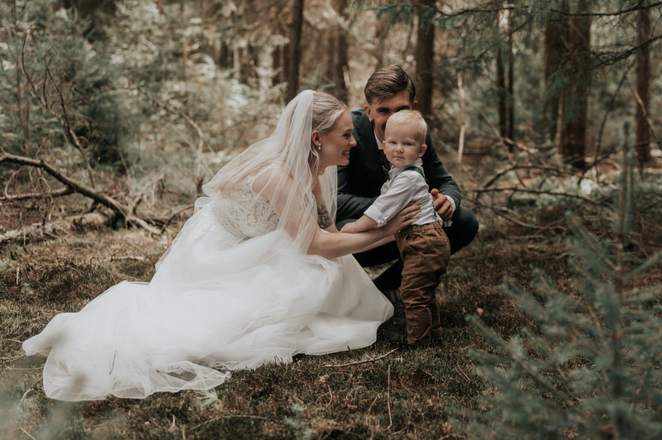 trouwfotograaf in het bos