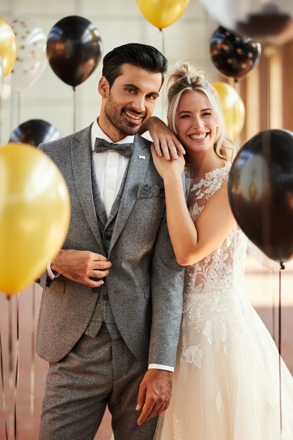 een man en een vrouw staand voor een stel ballonnen