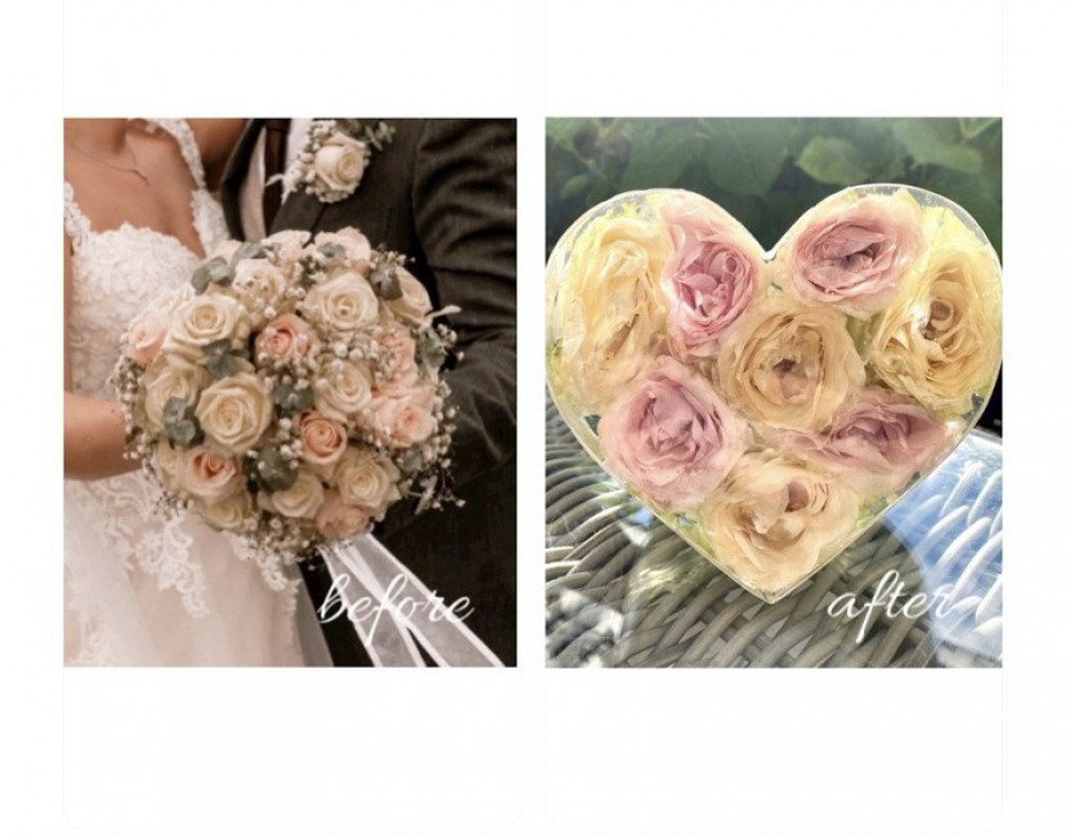 twee foto's van een bruid en bruidegom met hun trouwboeket