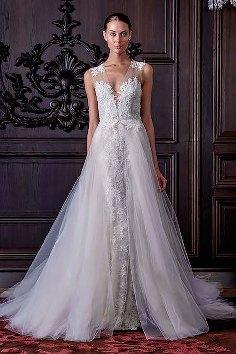 een prachtige trouwjurk met een transparante rok en kant