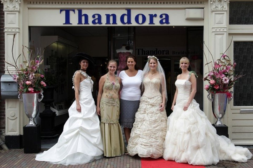 Trouwjurk passen bij Thandora Bruidsmode