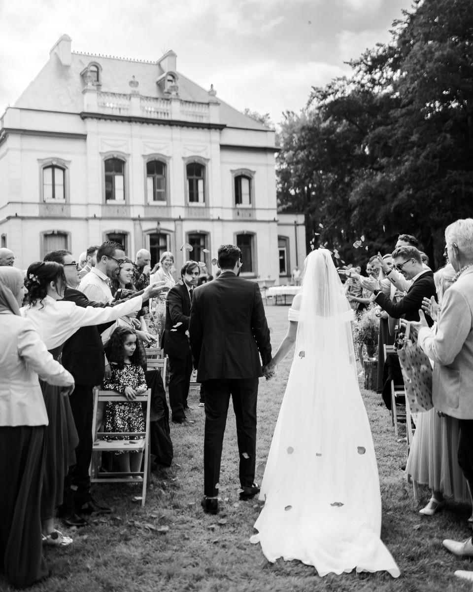 een zwart-wit foto van een huwelijksceremonie