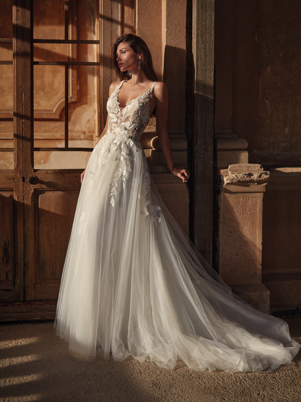 een vrouw in een trouwjurk die voor een deur staat