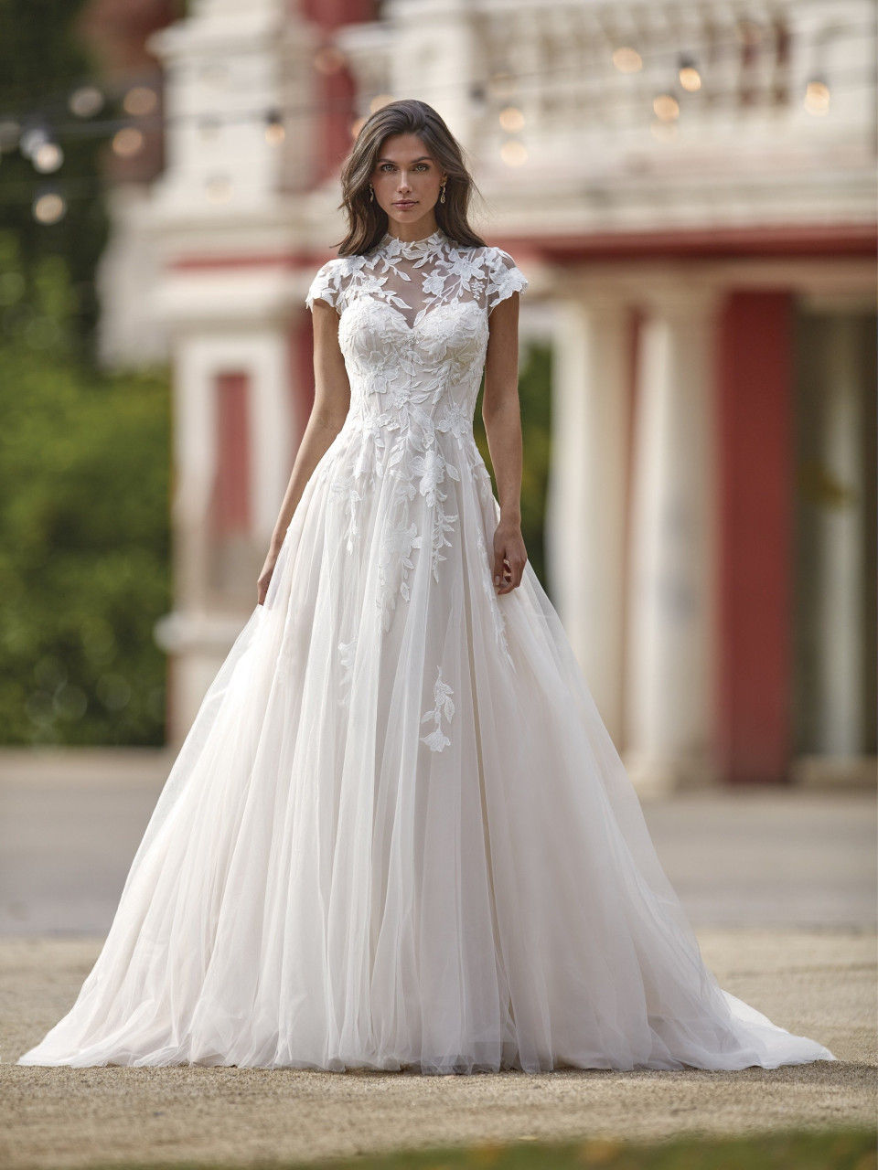 een vrouw in een trouwjurk die poseert voor een foto