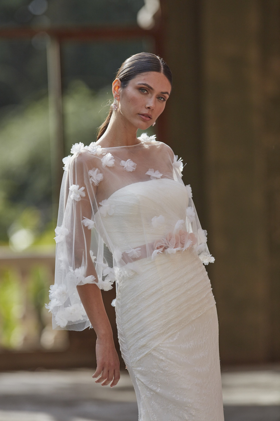 een afbeelding van een vrouw in een trouwjurk