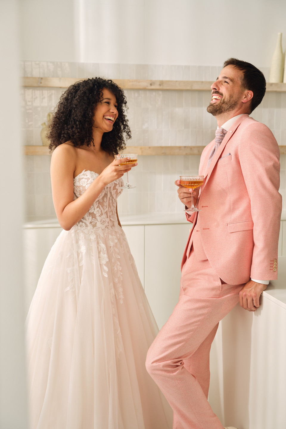 een man en vrouw in roze pakken met glazen