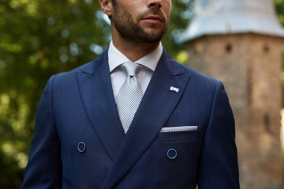 een close-up van een man in een pak en stropdas