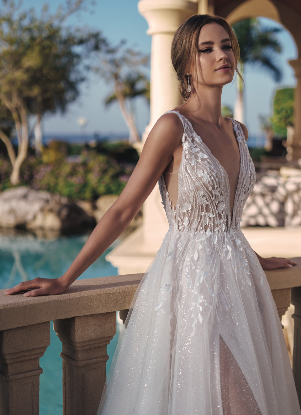 een mooie bruid in een trouwjurk bij het zwembad