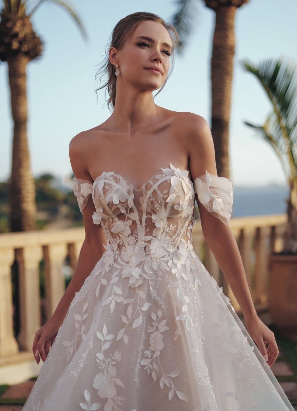 de trouwjurk is gemaakt van tule en kant