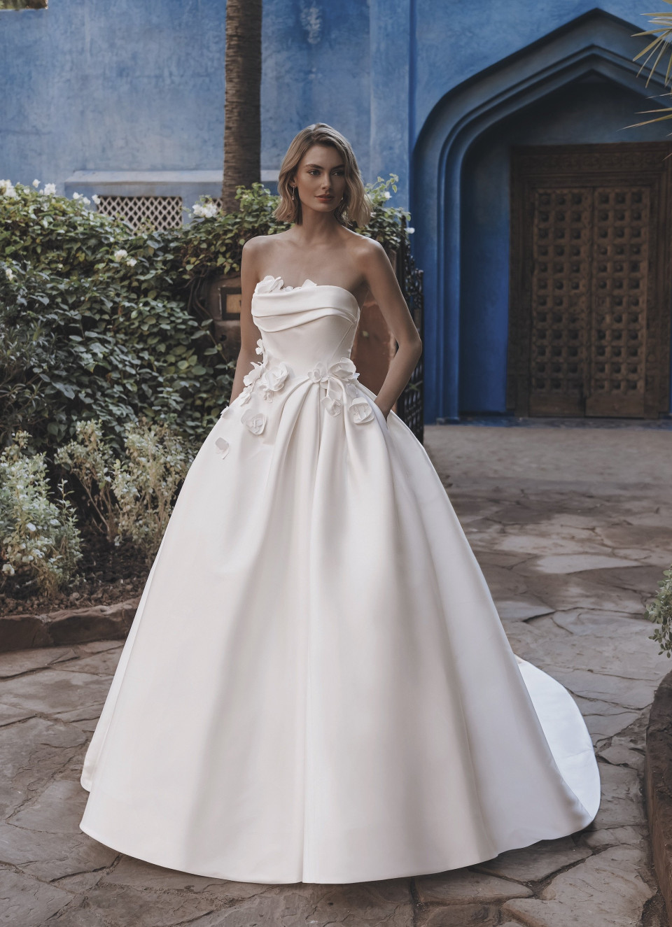 de trouwjurk is een strapless jurk met een sweetheart halslijn