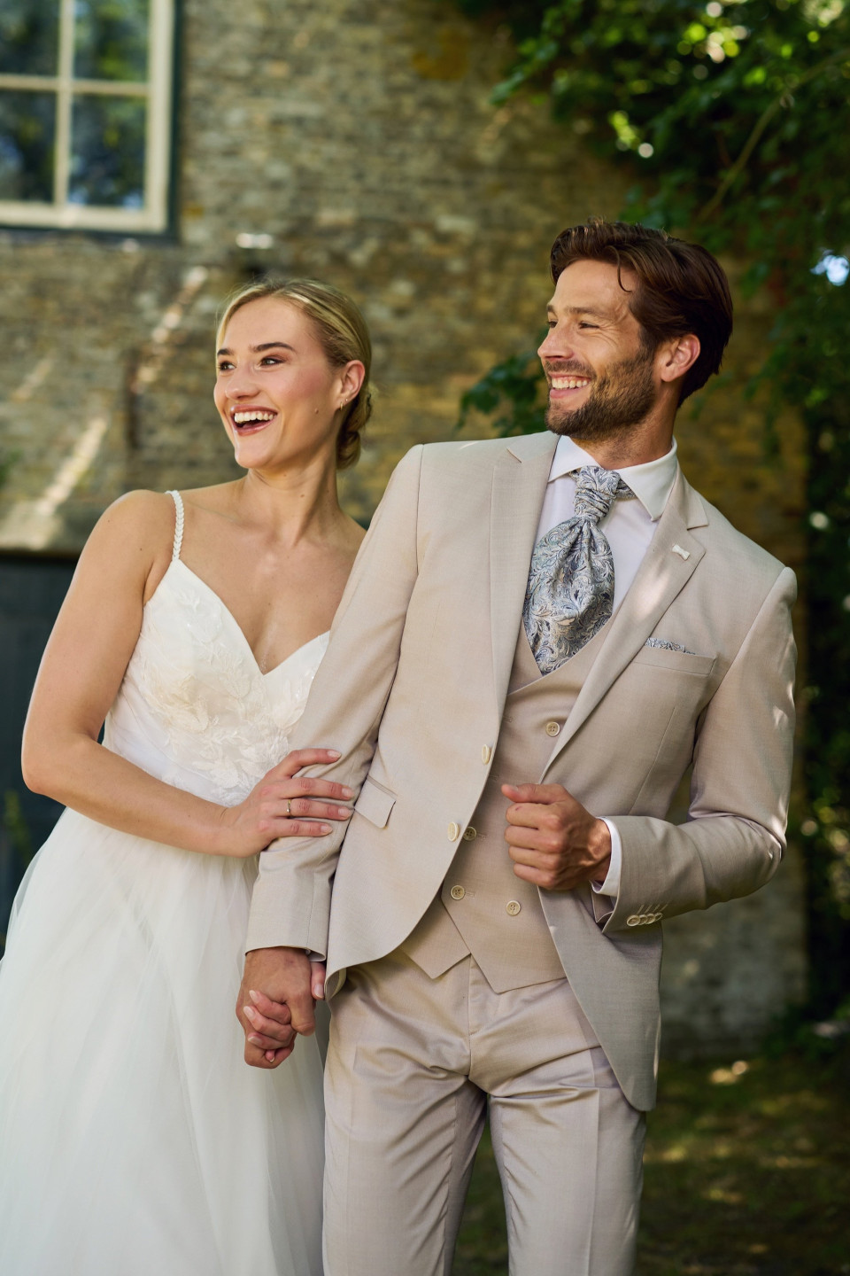 een man en een vrouw die naast elkaar staan