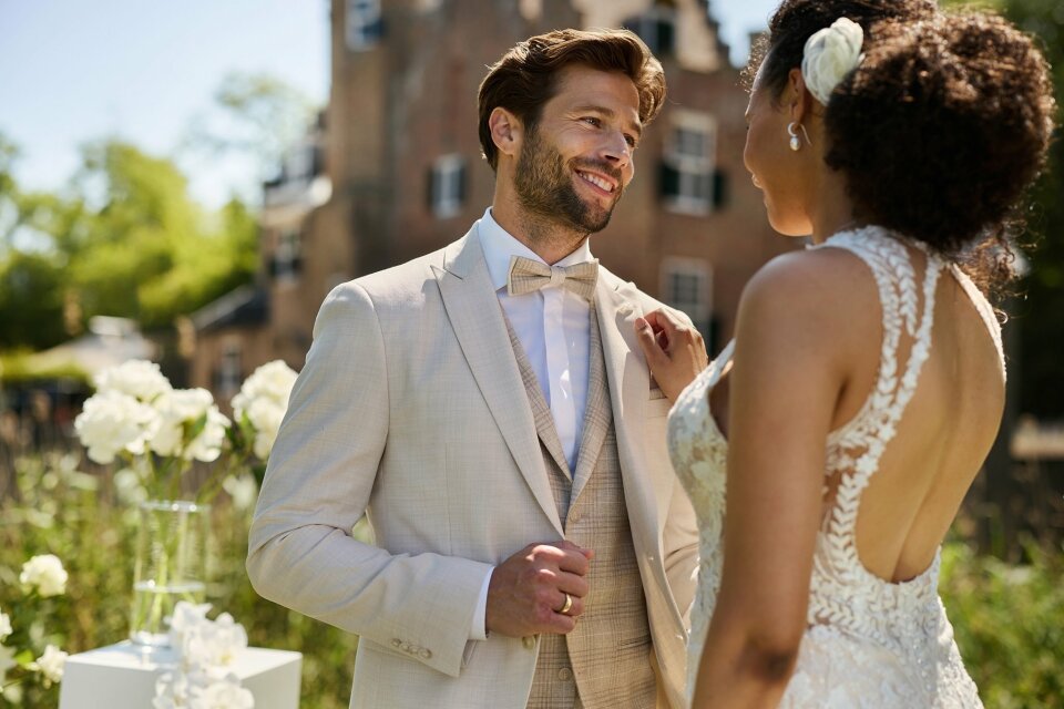 een man in een pak en een vrouw in een trouwjurk