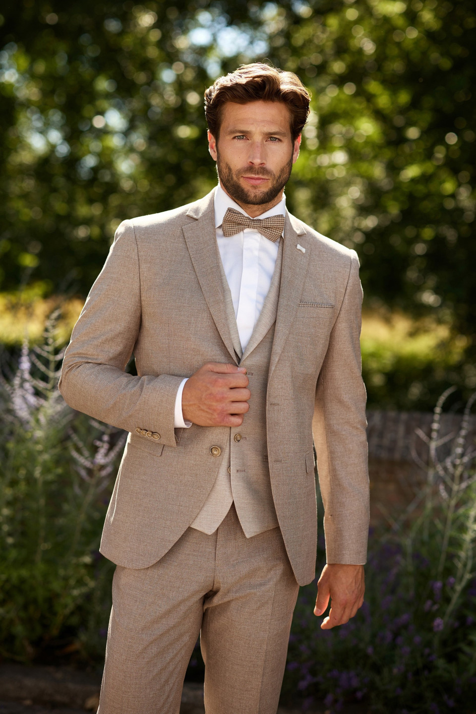 een afbeelding van een man in een pak en strikje