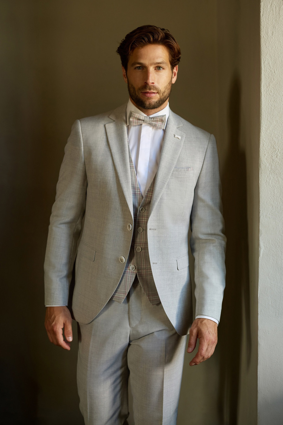 een afbeelding van een man in een pak en strikje