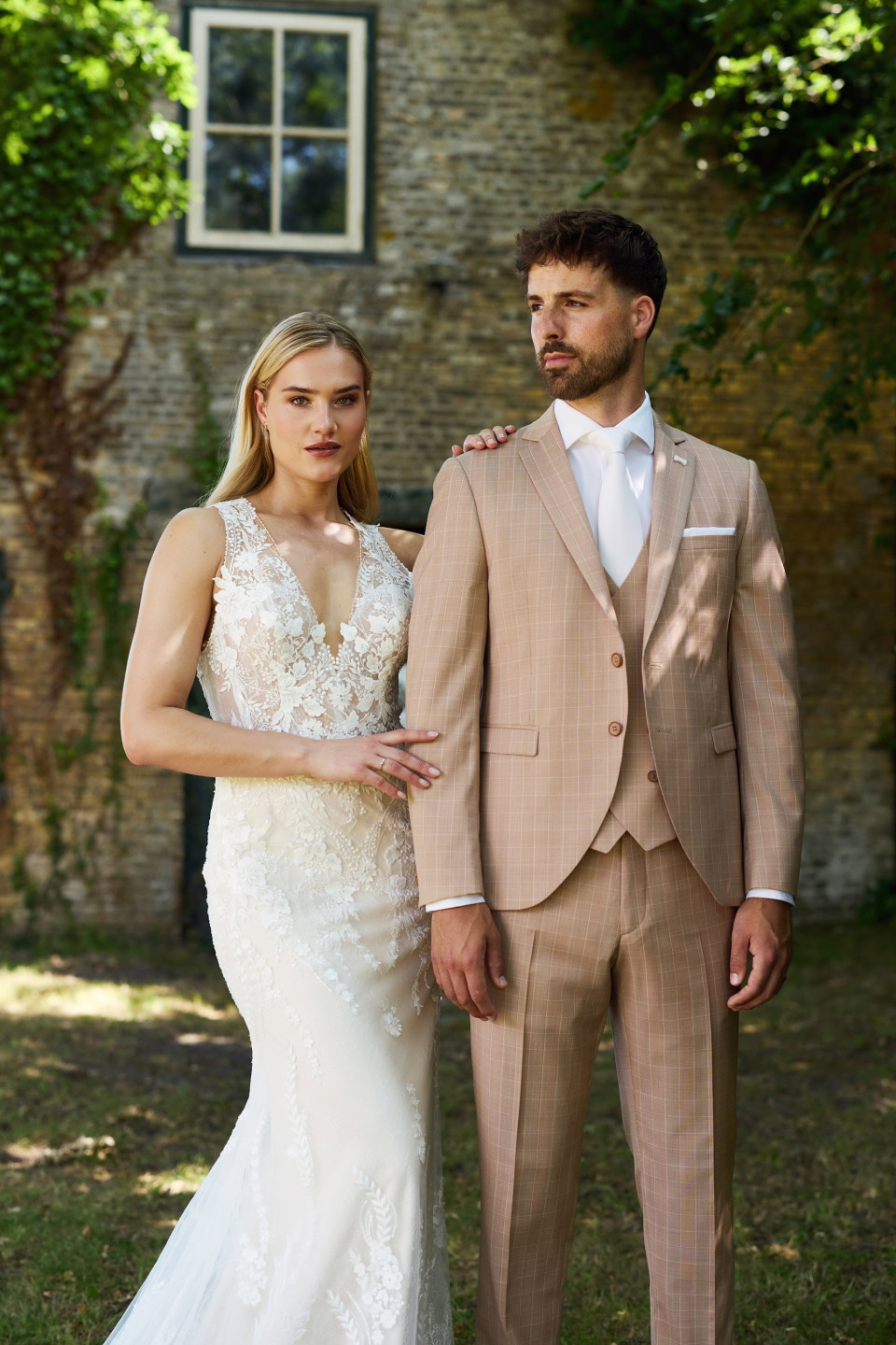 een man in een pak en een vrouw in een trouwjurk