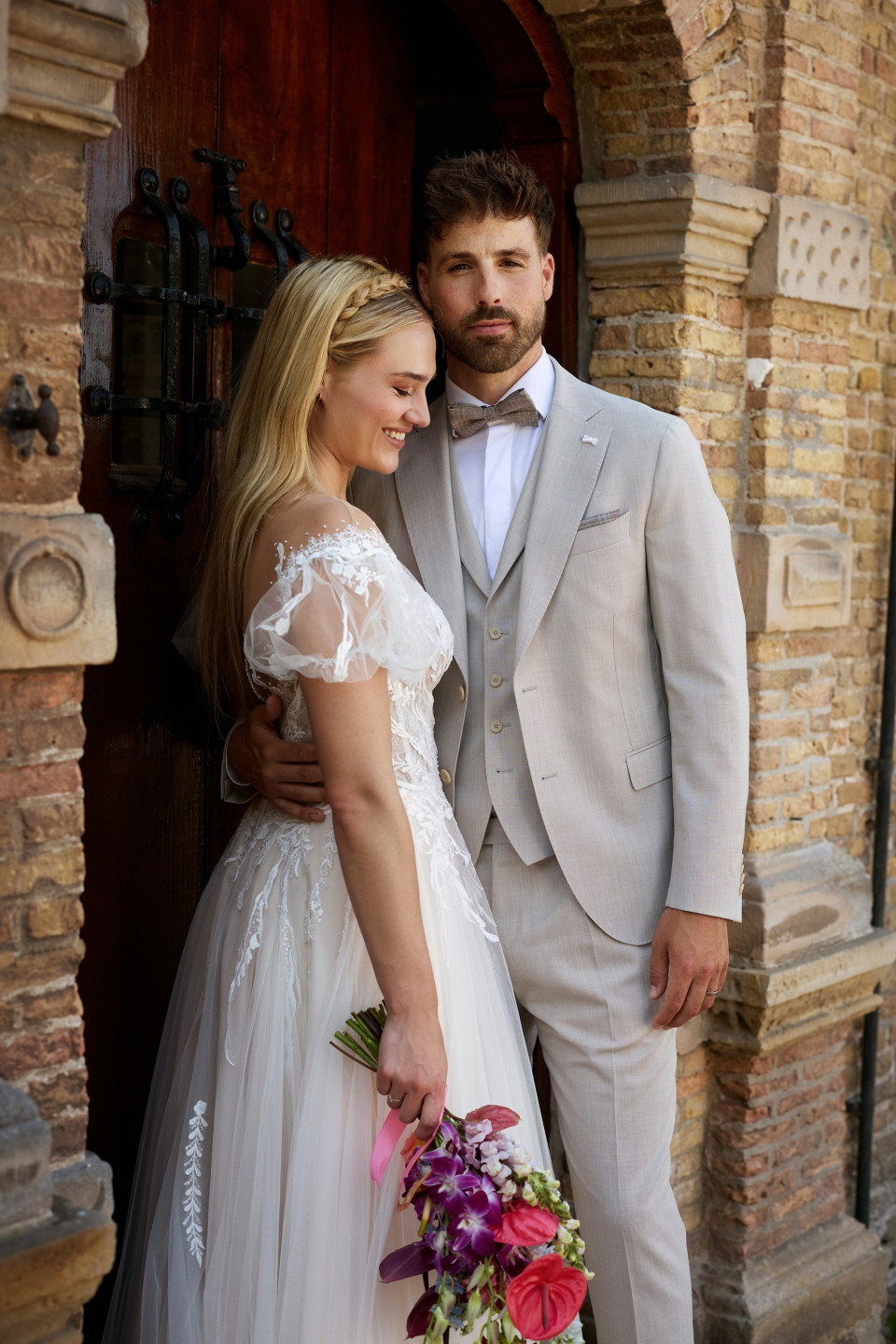 een man en een vrouw die naast elkaar staan