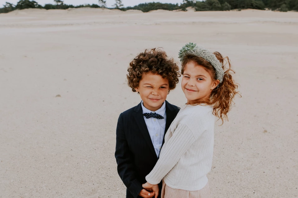 Kleidung für Kinder auf der Hochzeit