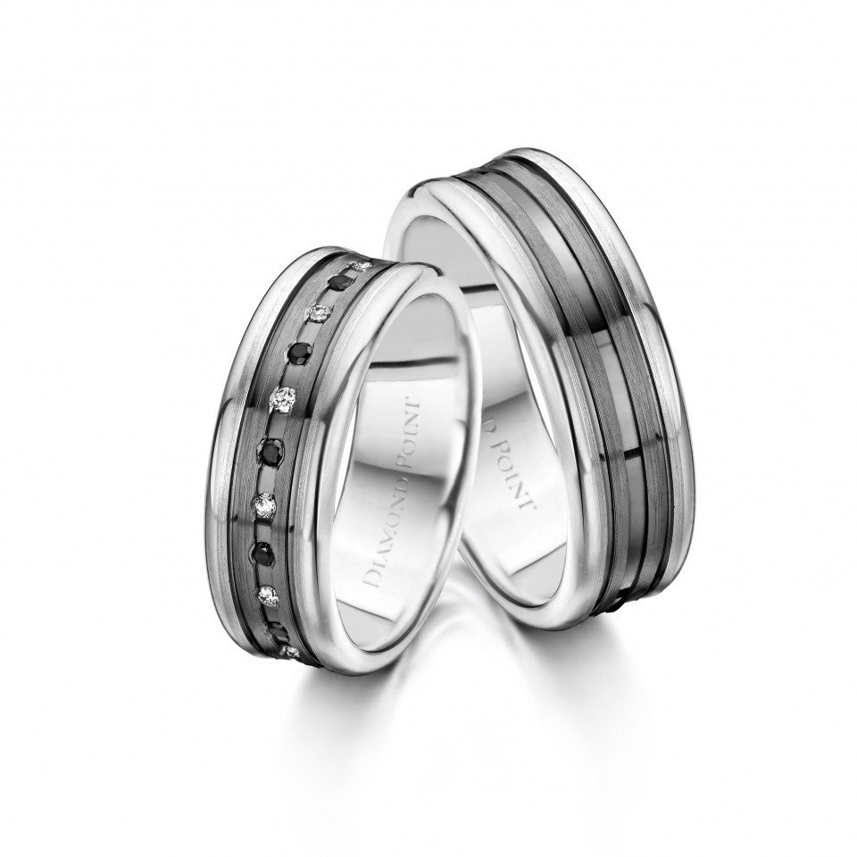 twee trouwringen met zwarte diamanten aan de zijkanten