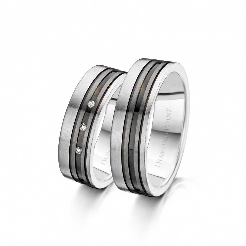 twee trouwringen met zwarte diamanten aan de zijkanten
