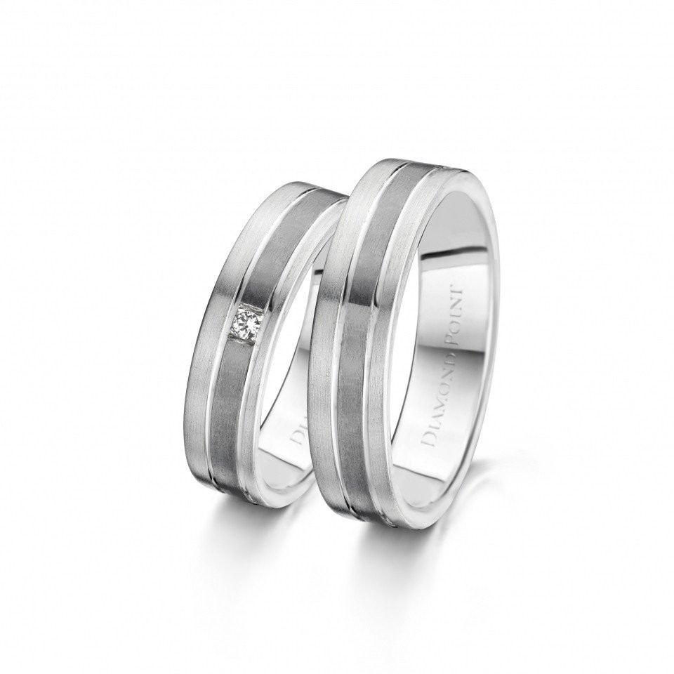 twee trouwringen met diamanten in witgoud