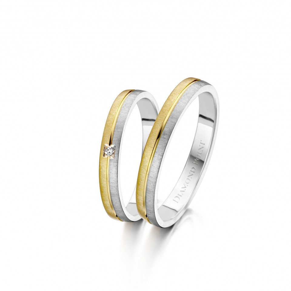 twee trouwringen in geel en witgoud