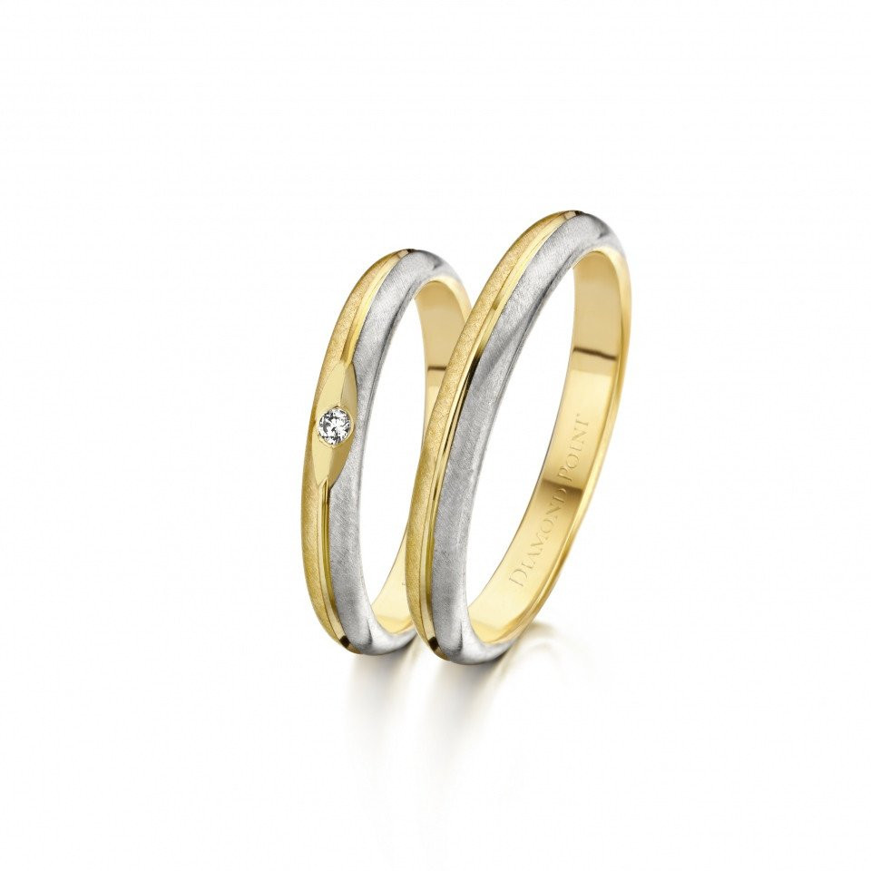 twee trouwringen in geel en witgoud
