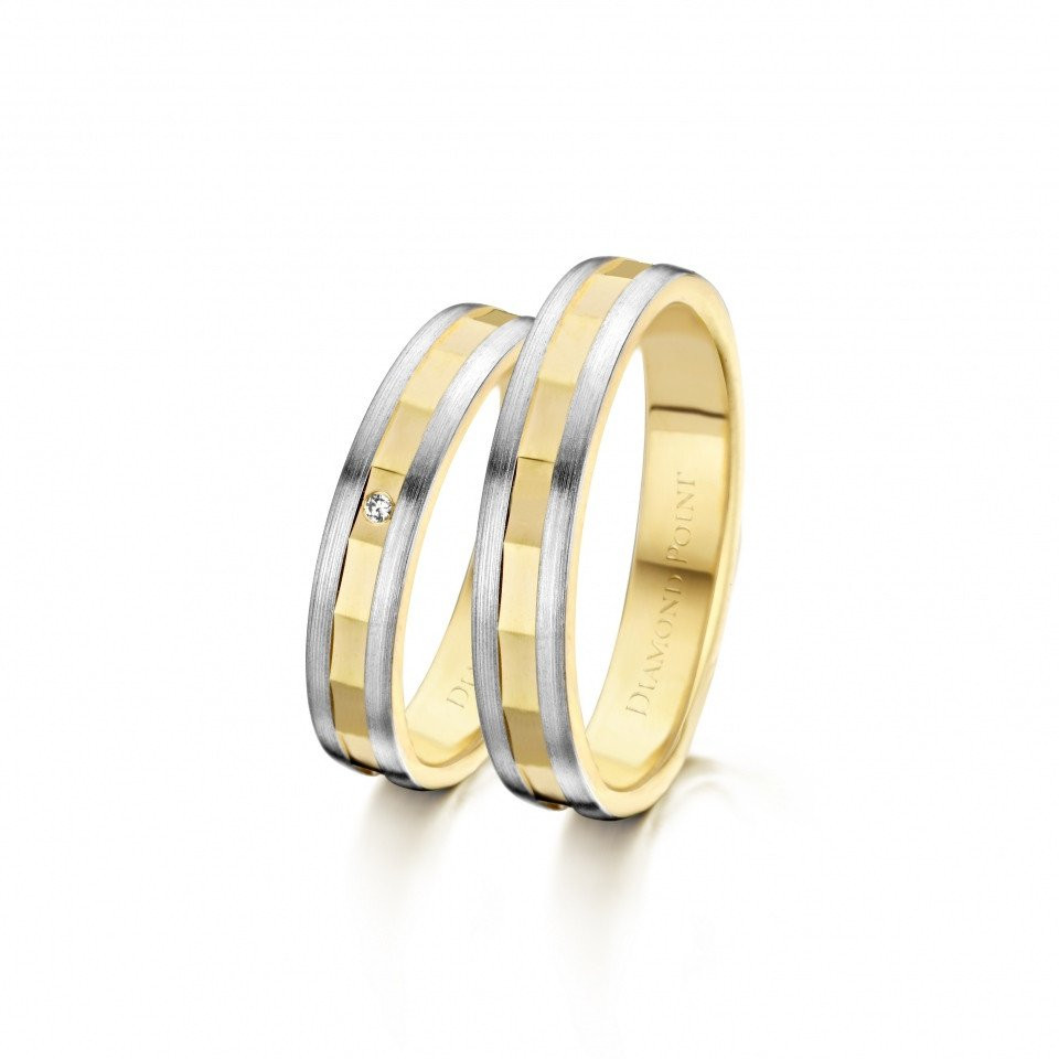 twee trouwringen in geel en witgoud