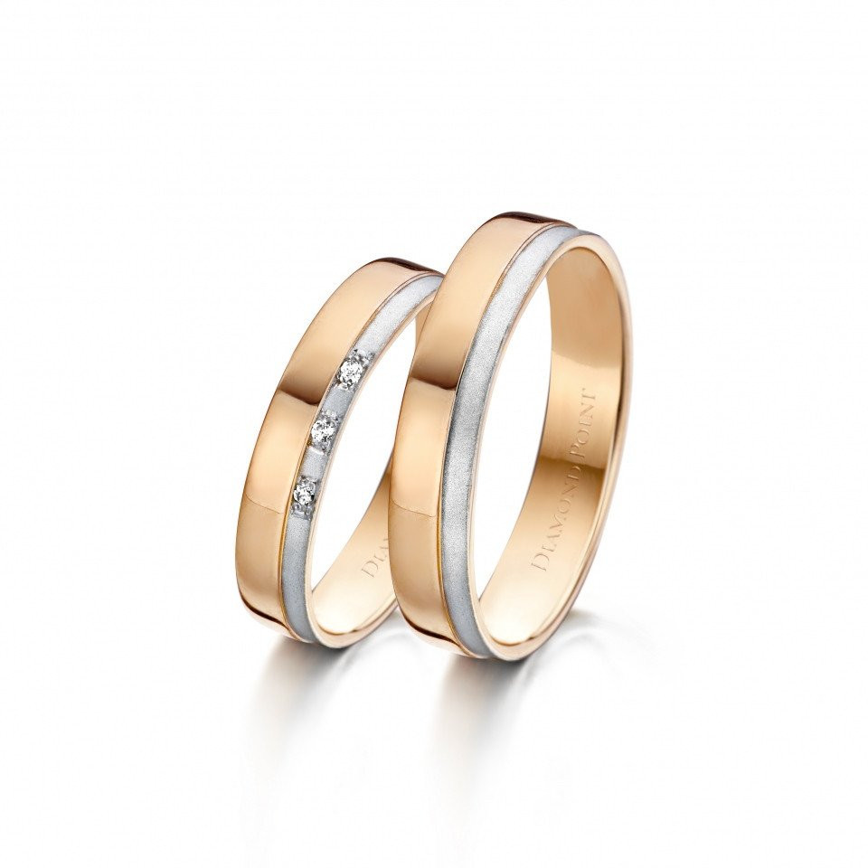 twee trouwringen in 18k roségoud met diamanten