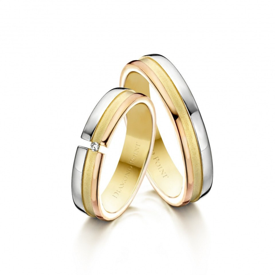 twee gouden en witte trouwringen met diamanten