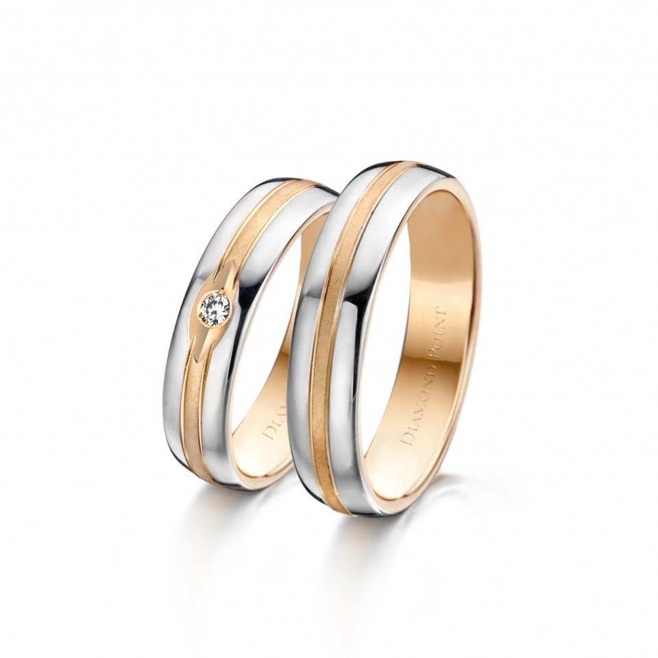 twee trouwringen met diamanten in witgoud en roségoud
