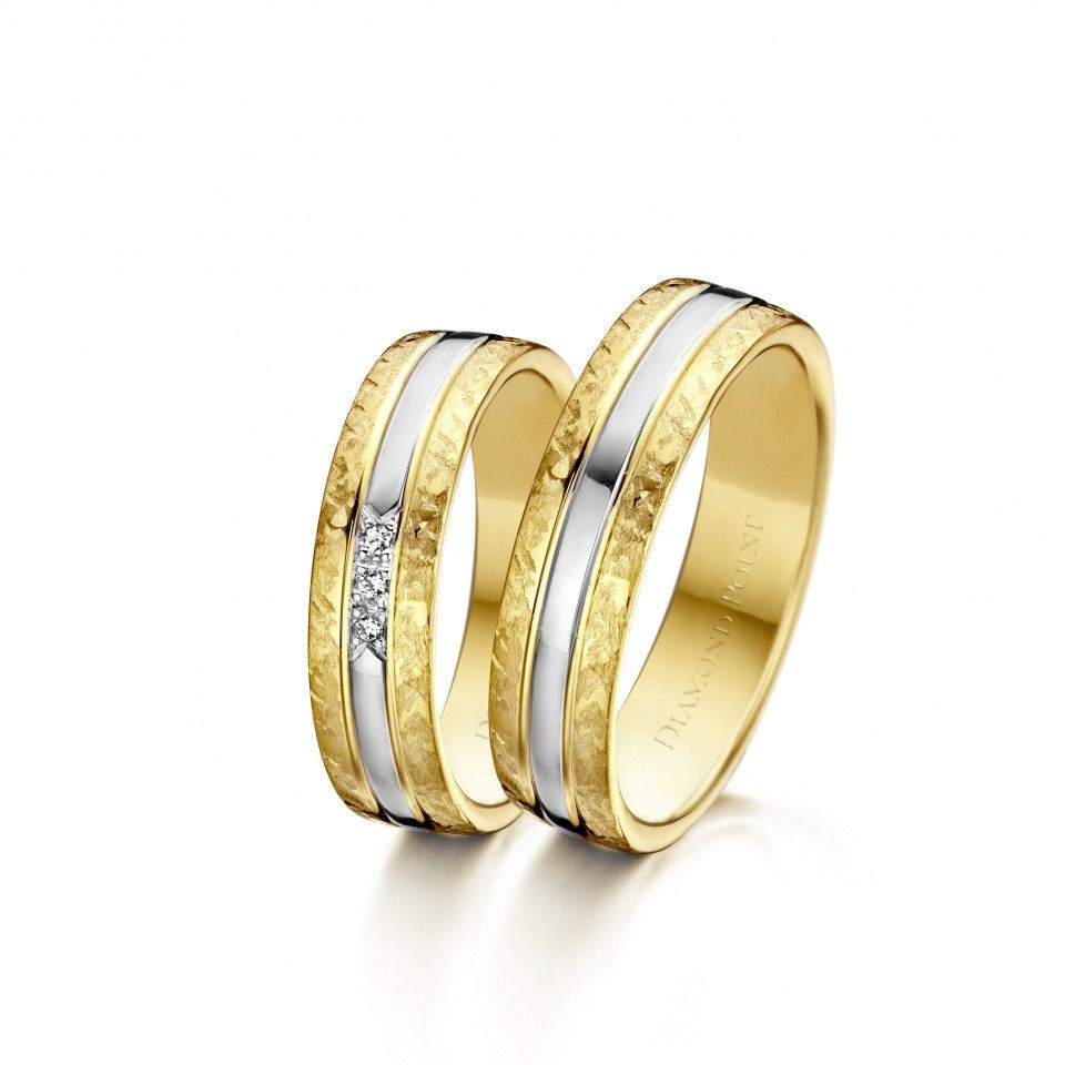 twee trouwringen in geelgoud en witgoud