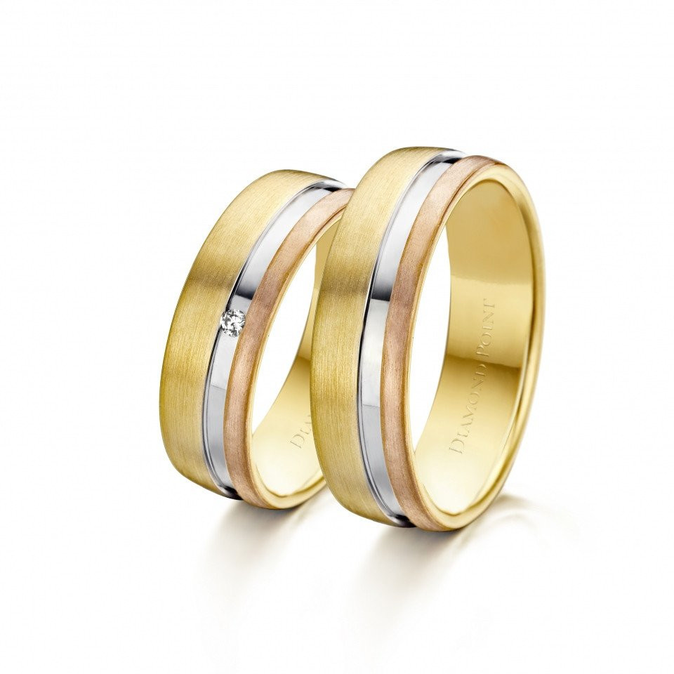 twee trouwringen in geelgoud met witte diamanten