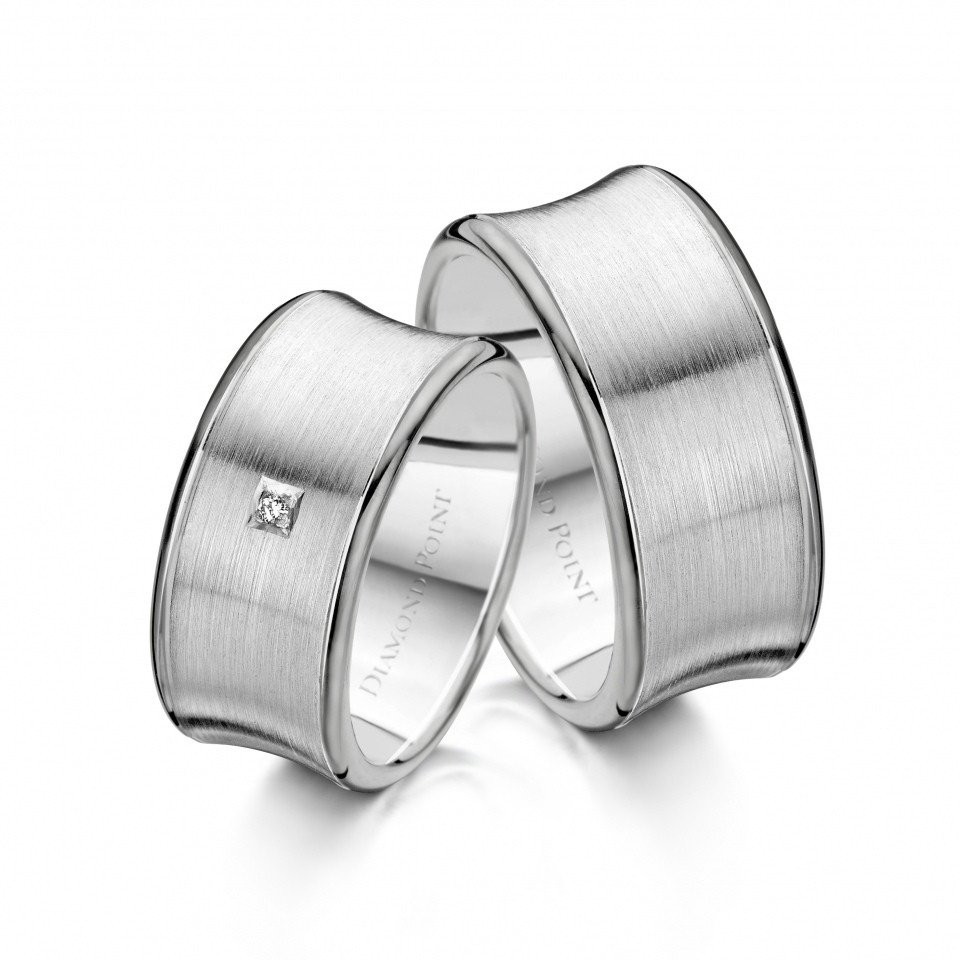 twee trouwringen met witgoud en diamant