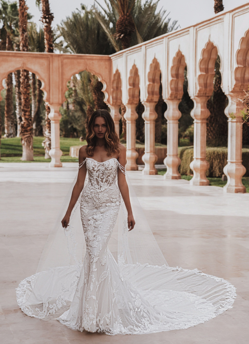 een vrouw in een trouwjurk loopt in een binnenplaats