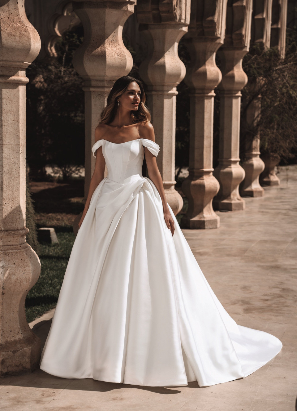 een vrouw in een witte trouwjurk poseert voor een foto