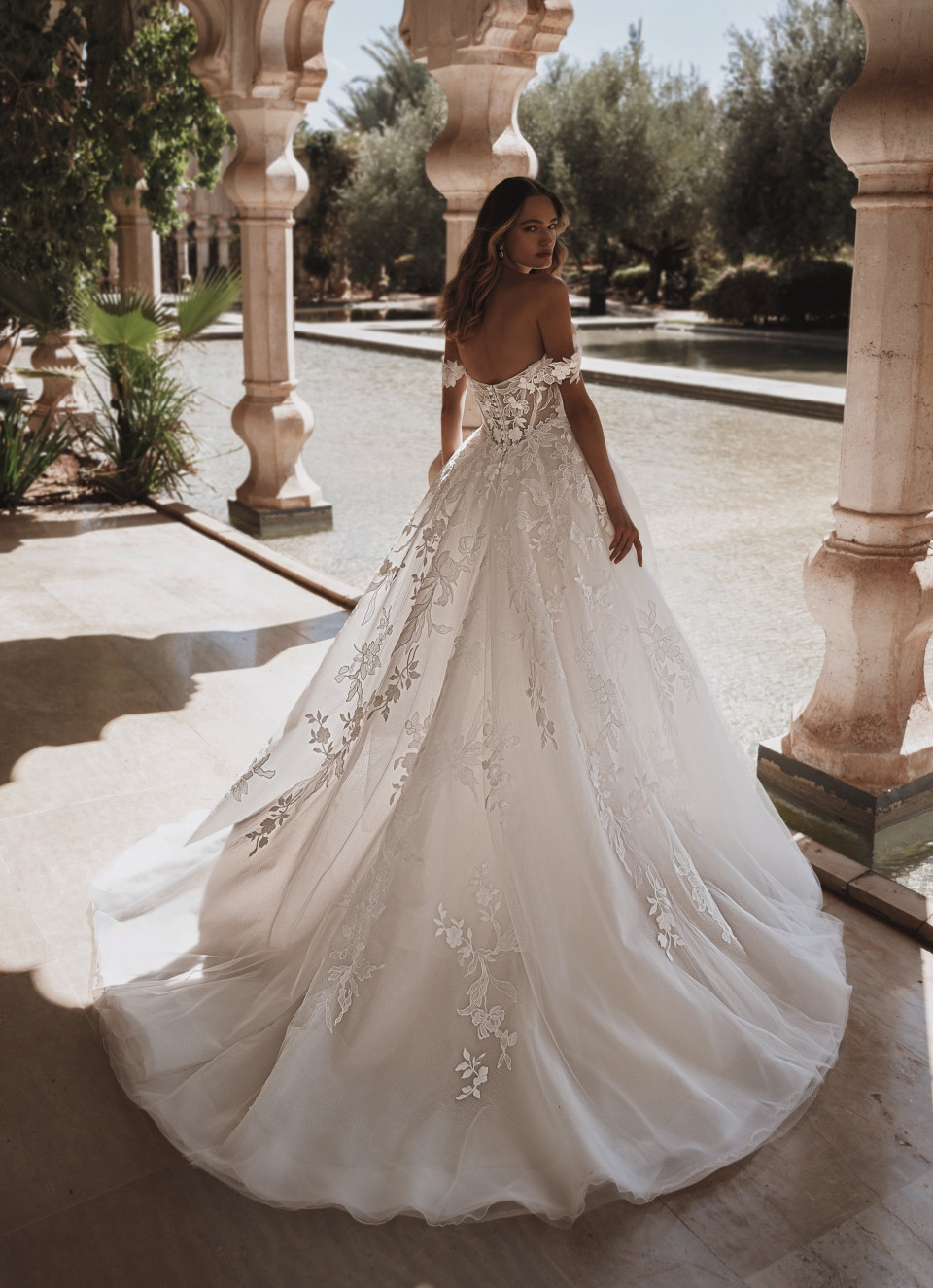 de achterkant van een vrouw in een trouwkleed