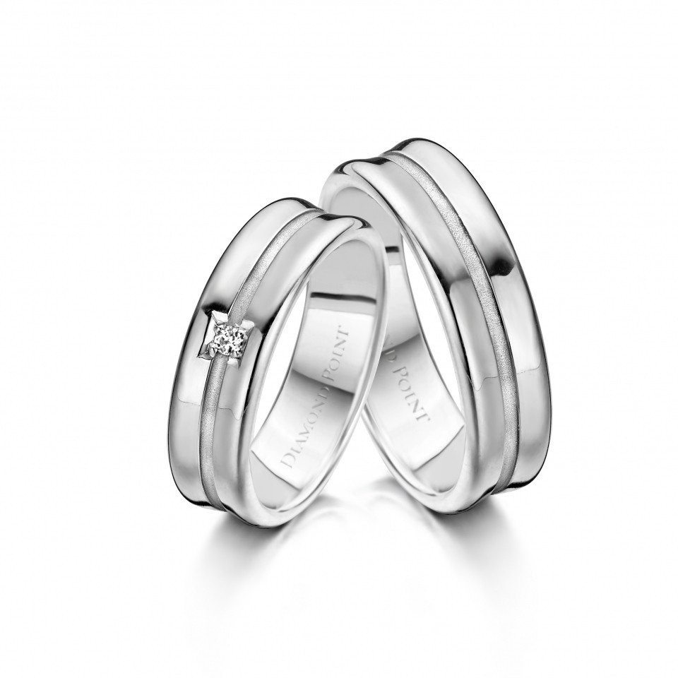 twee trouwringen met diamanten aan de zijkanten