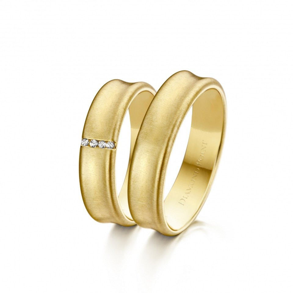 twee trouwringen in geelgoud met diamanten
