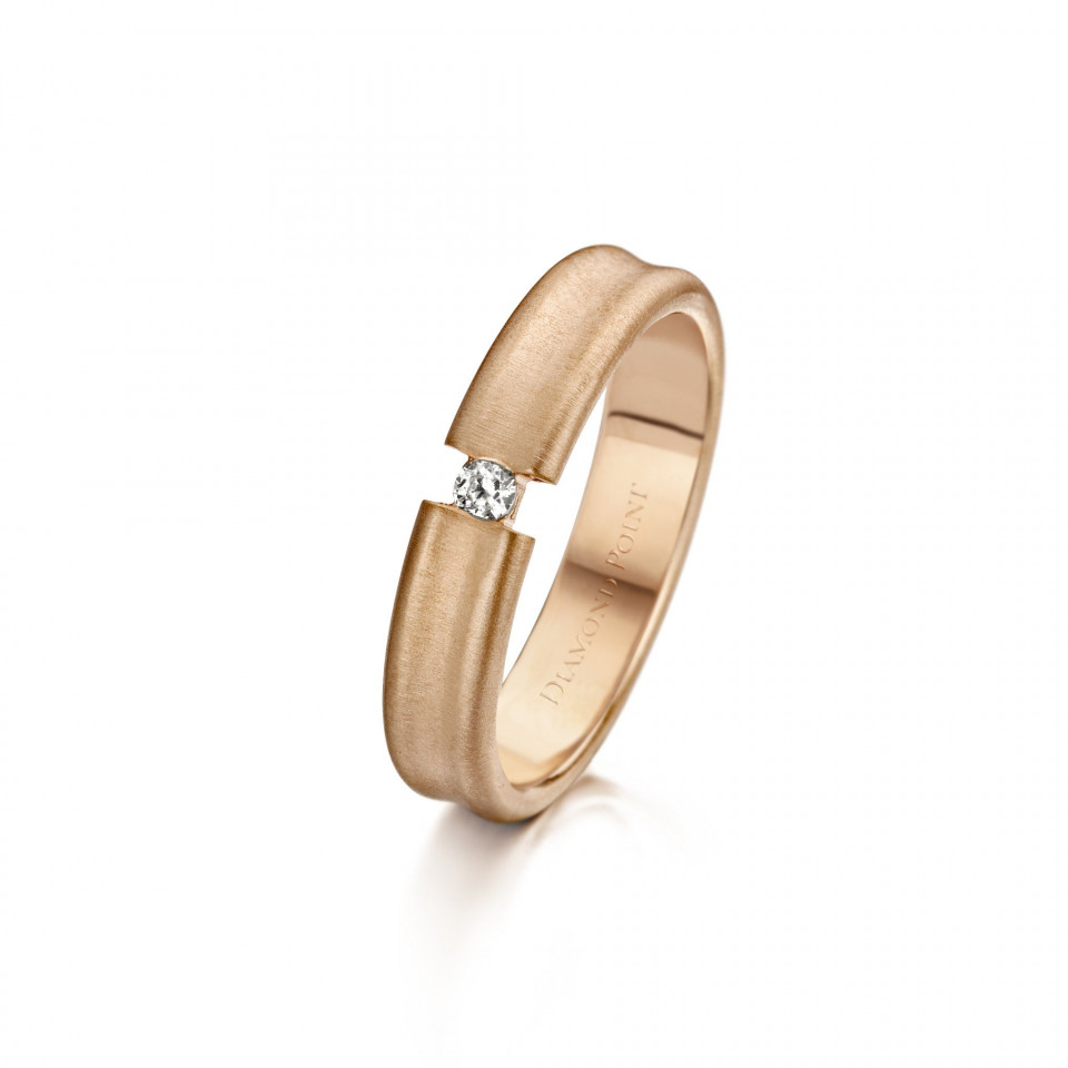 een roségouden trouwring met een diamant