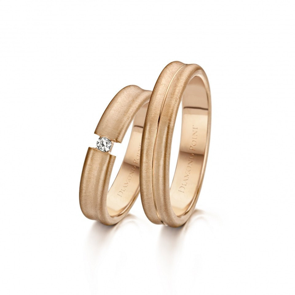 twee trouwringen in roségoud met diamanten