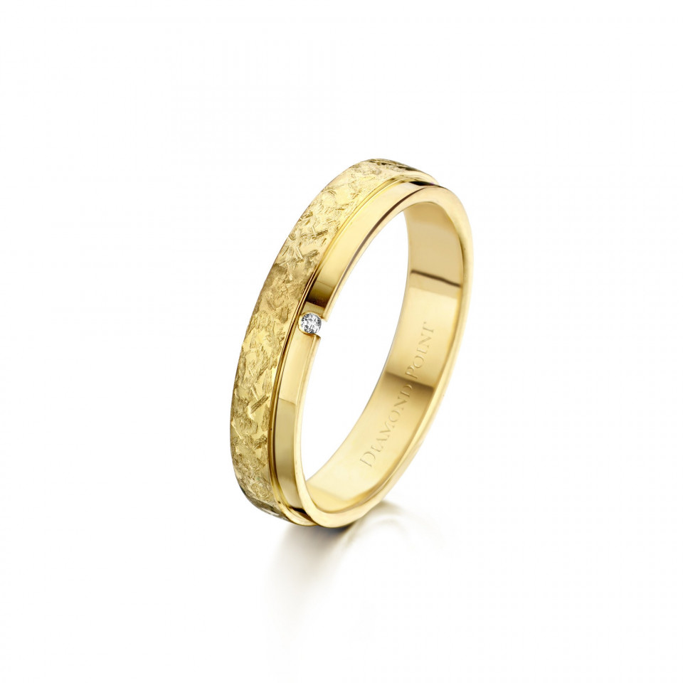 een geelgouden trouwring met diamanten