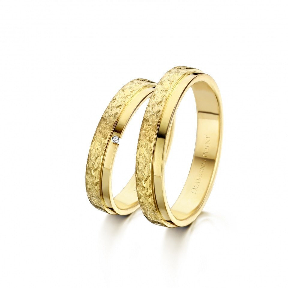 twee trouwringen in geelgoud met diamanten
