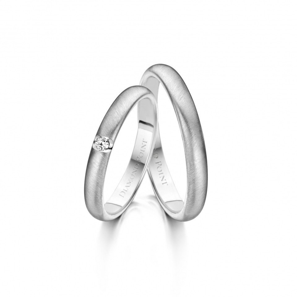 twee trouwringen met diamanten aan de zijkanten