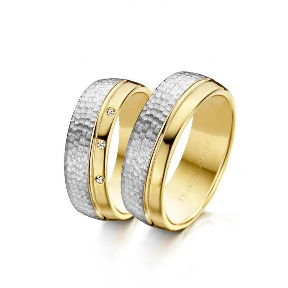 twee trouwringen in geelgoud met diamanten