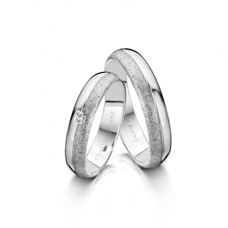 twee trouwringen met witgoud en diamanten