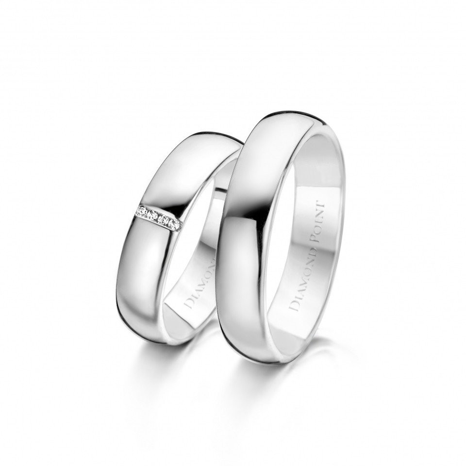 twee trouwringen met diamanten aan de zijkanten