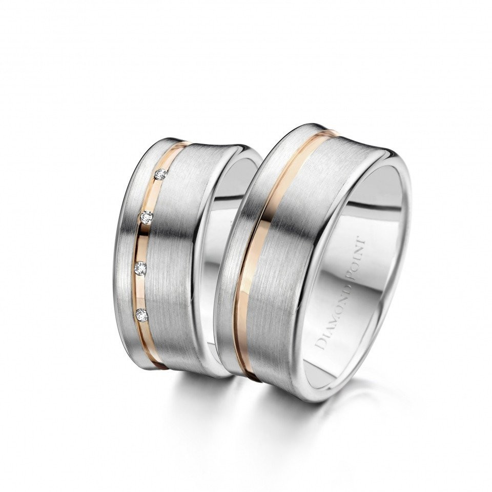 twee trouwringen met diamanten in witgoud en roségoud