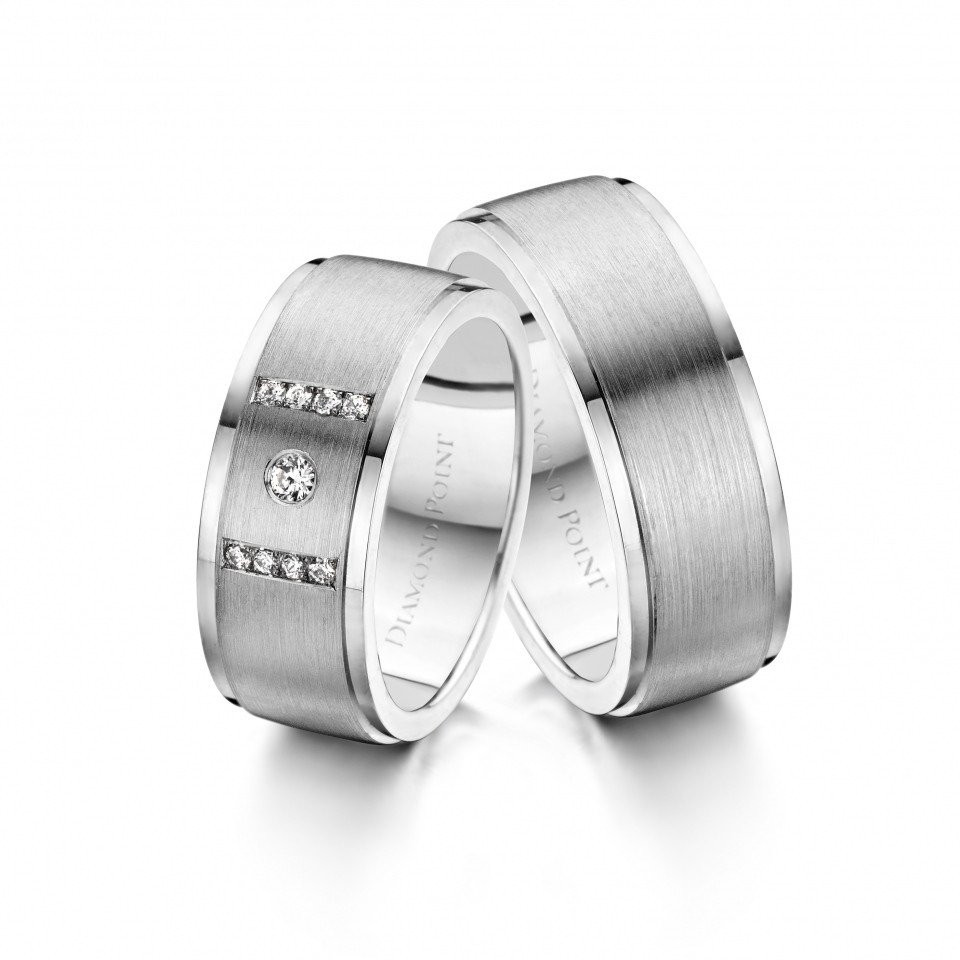 twee trouwringen met diamanten in witgoud