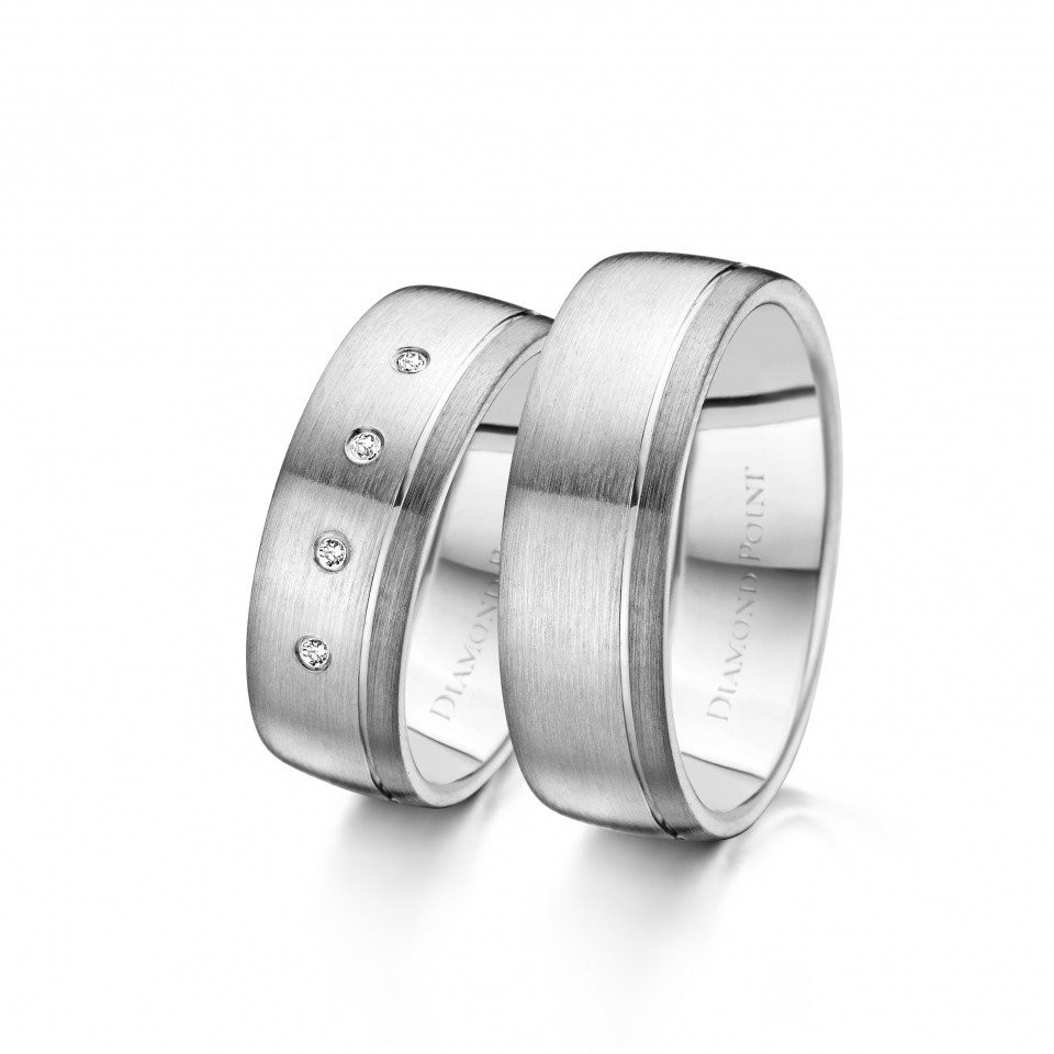 twee trouwringen met diamanten in witgoud