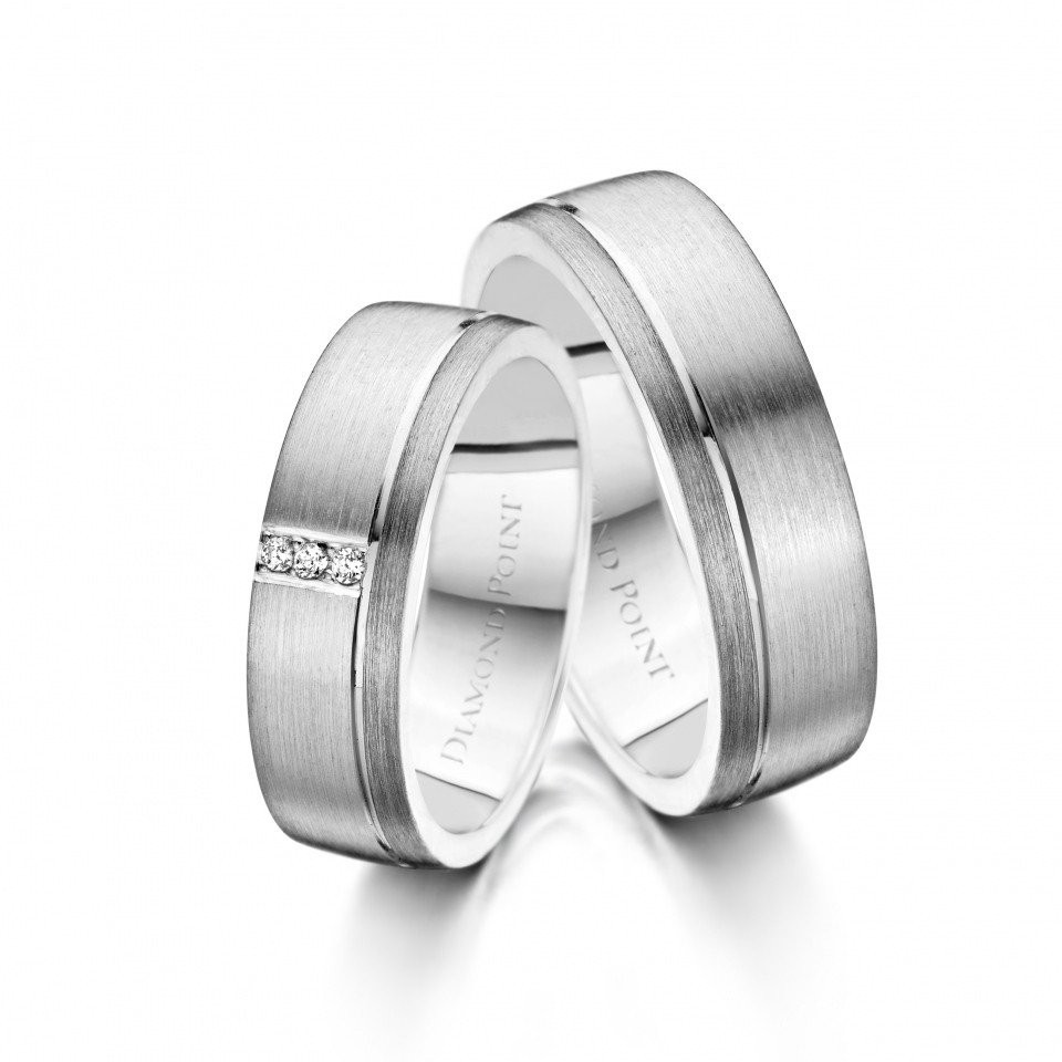 twee trouwringen met diamanten aan de zijkanten